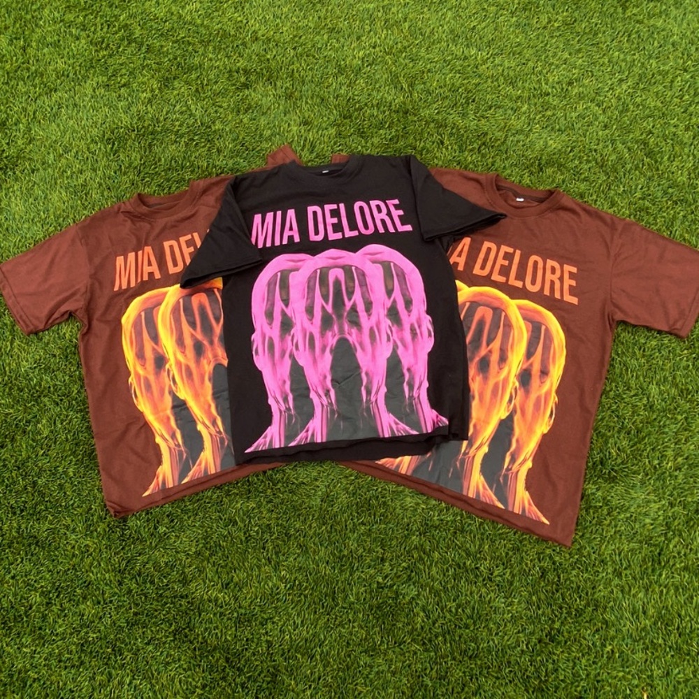 Graphic tees : Mia Delore  SIZES AVAILABLE S,M,L (OVERSIZED)